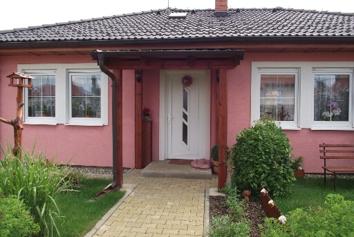 Окна в коттедже с дизайнерскими панелями